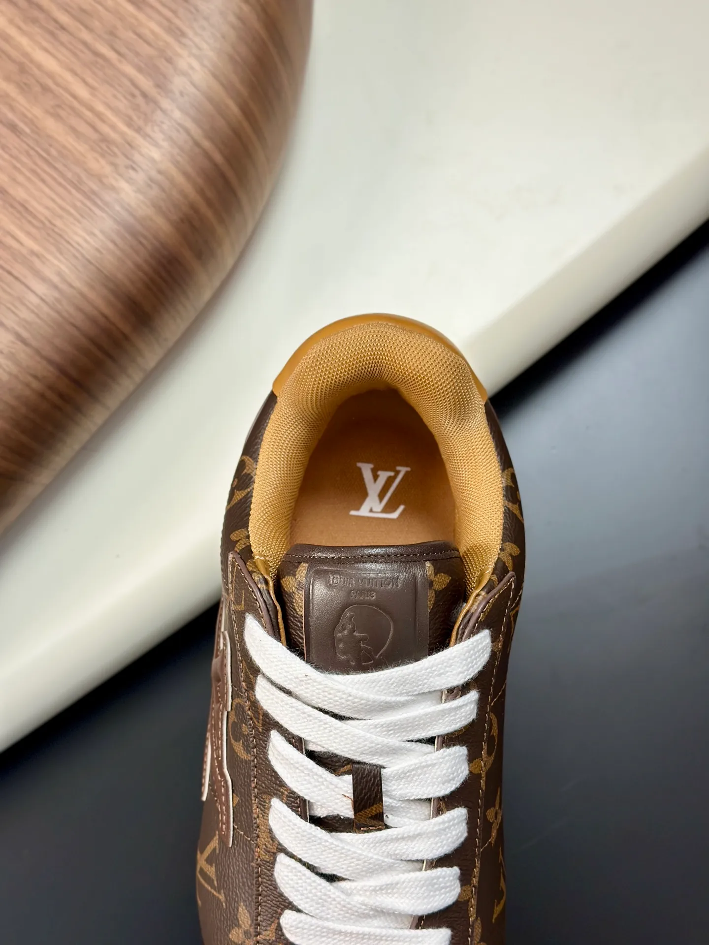 Factory direct sale ¥700💰Full set of packaging💰Top version LV-Louis Vuitton-Classic catwalk new style 1:1 developed replica of the original version! ! The upper foot is very comfortable. It is made of luxurious materials and fine workmanship. The midsole is printed with English letters "Made in Europe". The upper is made of calfskin imported from Italy. The side is decorated with the brand's LOGO and signature. The latest latex foot pads and mesh lining make the foot feel super comfortable. The original two-color TPU combination outsole is specially provided by the original factory. Bag technology Goodyear stitched edges Fabric: Exclusive custom first-layer cowhide Accessories: Exclusive private model Vuitton logo, lining: Customized silk mesh lining - first-layer silk cowhide lining Outsole: TPU combination outsole wear-resistant, non-slip and anti-yellowing Foot pads: new latex pads-mesh sweat-absorbent Counter technology: fully computerized sewing machine wire drawing Toe box back cover Hot and cold shaping Full set of pull-top last with medium and low logo pattern Counter packaging - Shoelaces, certificates, cards, instructions, certificates of quality, dust bags, the most comprehensive packaging on the Internet, men's size 339-44 (38/45 custom-made, non-refundable!